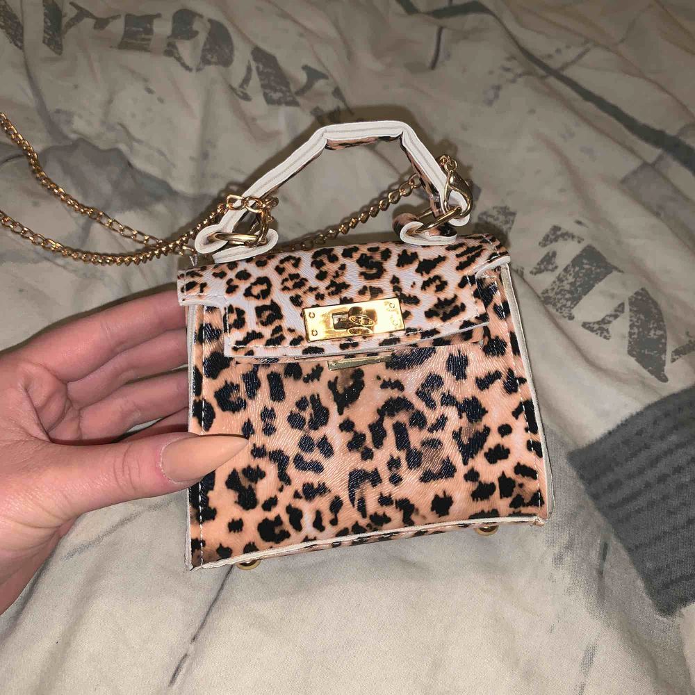 En snygg mini väska i leopard mönster  Köparen står för frakten . Väskor.