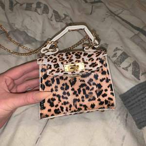 En snygg mini väska i leopard mönster  Köparen står för frakten 