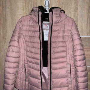  - Mycket fint skick vinter jacka. Aldrig används ha fått den på fördelsdag present men tycker inte så mycket om den, och jag står för frakten  