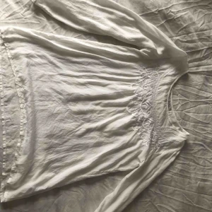  - Blus i tunt material mönster fram