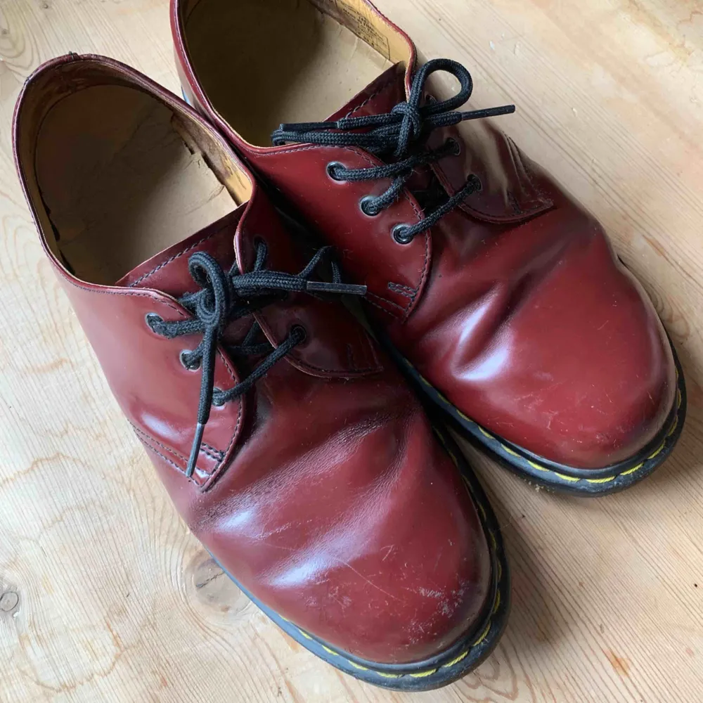 Vinröda Dr Martens, använda men i fint skick. Finns i Stadshagen. Kan mötas upp i Stockholm eller skickas mot frakt.. Skor.