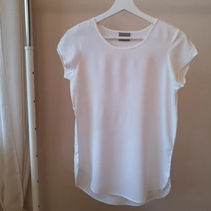 - Vit topp från Vera moda, nyskick. Inte tshirt tyg, utan lent material. 