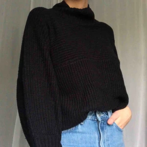  - Stickad tröja med ballongärmar från Monki! Välanvänd, men i fint skick. Nypris 500kr 