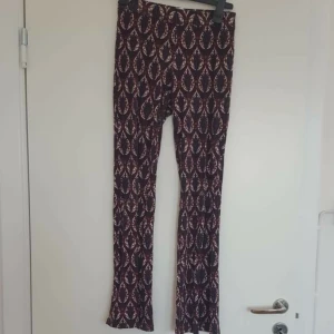  - Sköna och härliga byxor från gina tricot strl S 🌈 Kan skicka fler bilder vid intresse! Håller på att rensa inför en flytt, kommer att lägga upp massa kläder för ett billigt pris. Kan samfrakta och det går även bra att hämta det på söder i Stockholm där man kan fynda mer hemma hos mig! 🌟