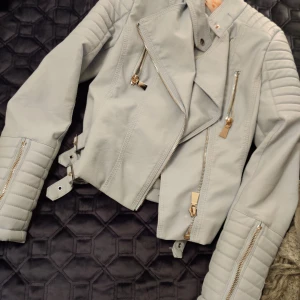  - Skinnjacka i ljusblått från chiquelle, STL 36, aldrig använd men extremt snygg, frakt ingår i pris