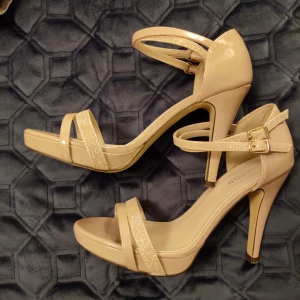  - Helt nya Anna field skor, STL 37, frakt går på 30