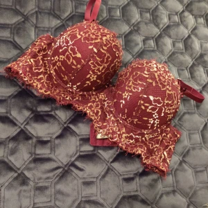  - Vinröd bh i storlek 75b, väldigt fin men aldrig använd pga för stor storlek, frakt ingår i pris