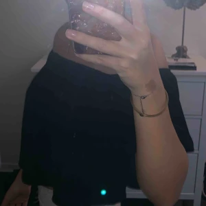  - Söt off shoulder topp från bikbok