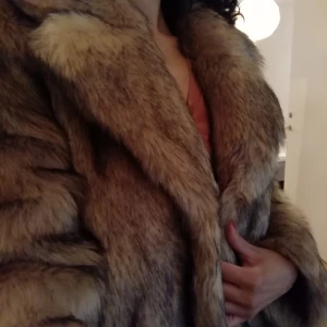  - Säljer min fina fuskpäls från NAKD. Har nyss köpt fem nya plagg så fem gamla plagg ska till nya ägare. Varm och skön kappa, kragen kan vikas upp högt, stängs med hyskor fram, djupa fickor i sidorna. Mycket gott skick, hel och ren. Köpte för 1000kr.
