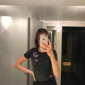 T-Shirt - Tröjan från Tally Weijl är aldrig använd och har därmed inga defekter  Mycket bra budskap på tröjan ;) Kan mötas upp i Malmö annars betalar man frakten själv