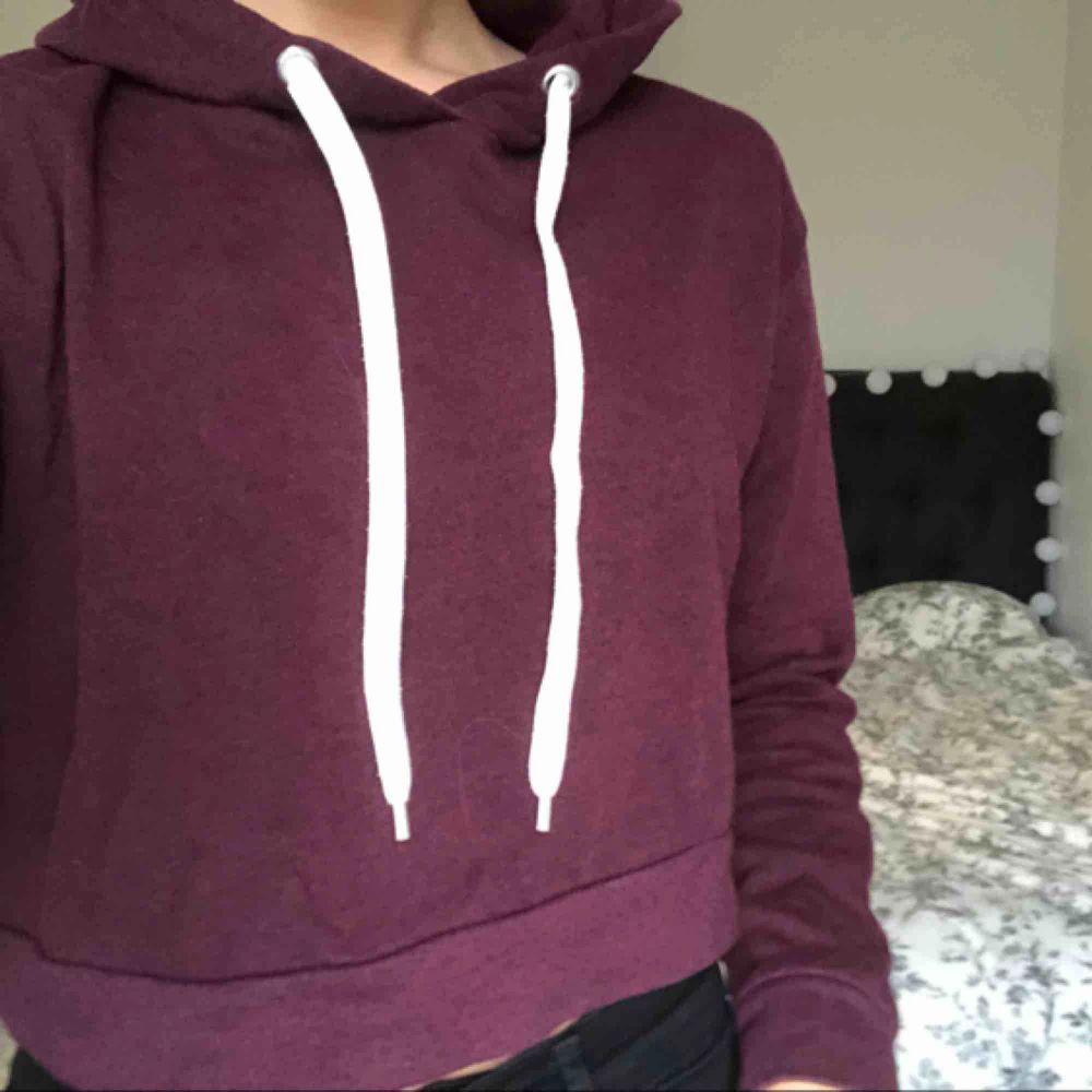 Vinröd croppad hoodie från H&M, bra skick! (Passar även XS). Huvtröjor & Träningströjor.