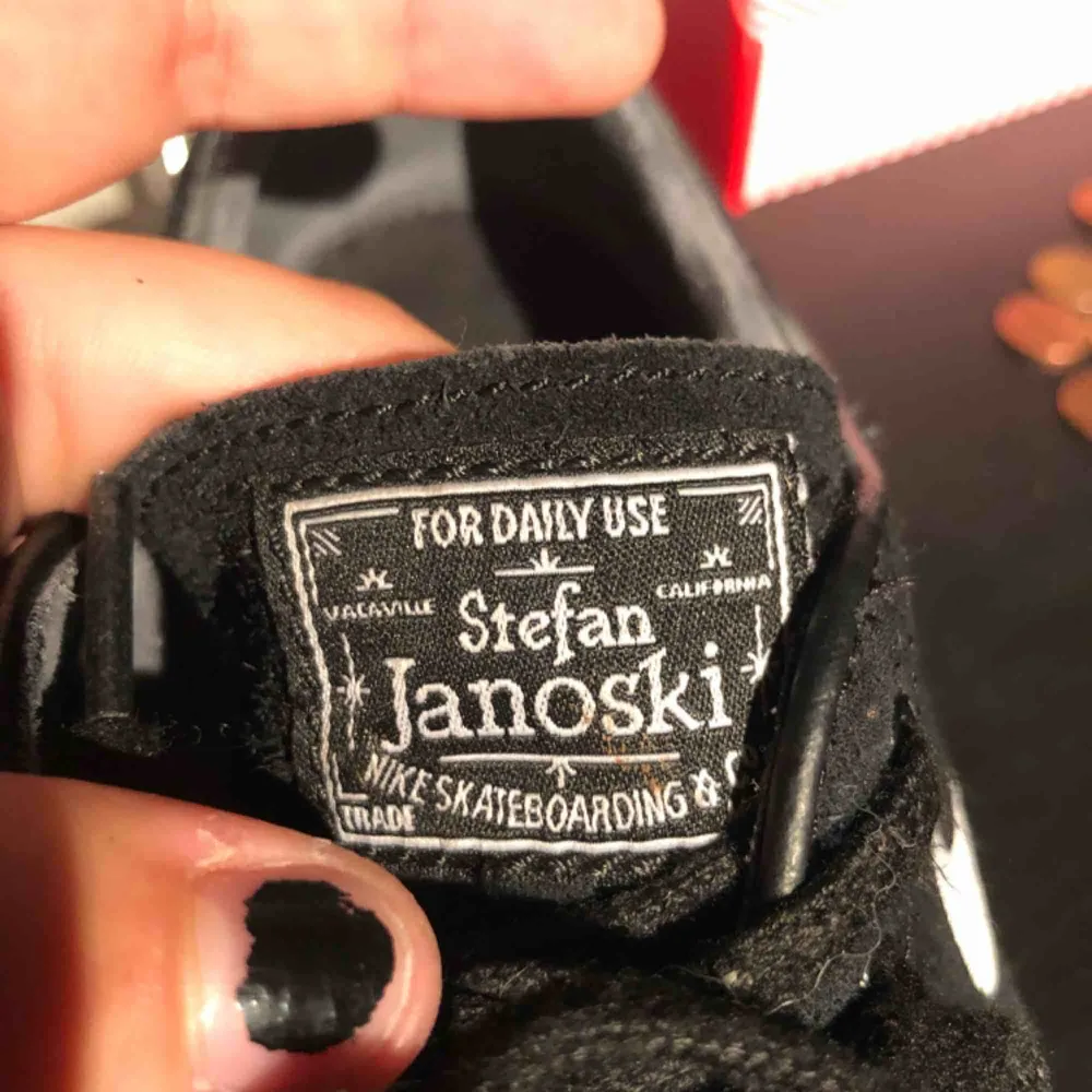 Nike janoski skor:) storlek 39, använt några gånger 🔥 saknar original skosnöre på högra skon för att den gick sönder- utbytt till ett vans original svart skosnöre.. . Skor.