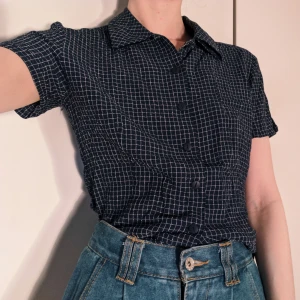  - Kortärmad skjorta. Blå/vit rutig.  