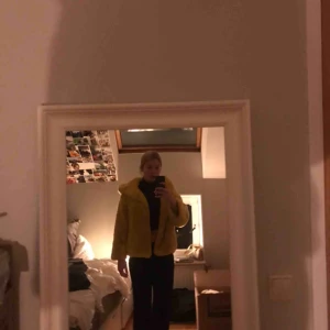  - Jätte mysig pälsjacka i gul från zara, jätte bra skick endast använd några fåtal gånger, pris kan diskuteras 