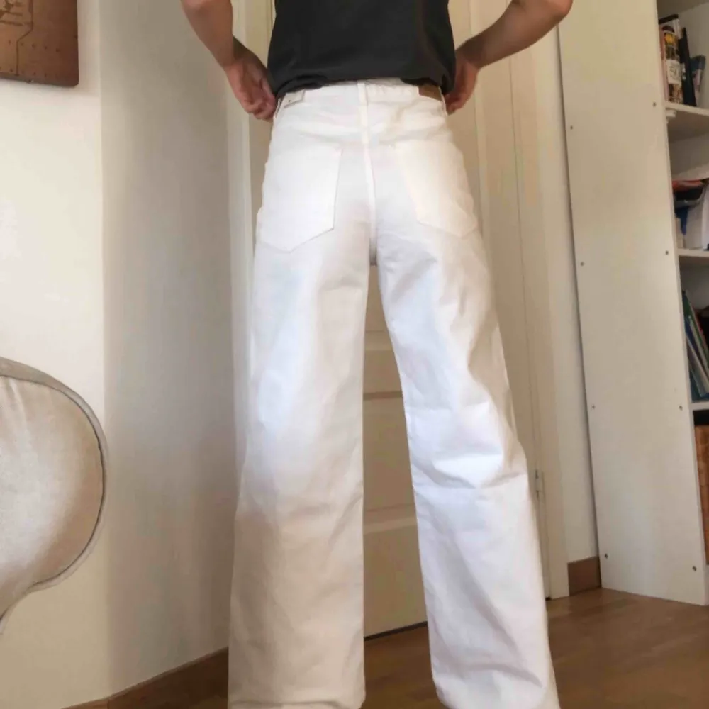 Helt nya vida vita jeans från gina tricot i storlek 36. Prislappen och allt är kvar. Inte alls genomskinliga 👍🏻Köptes för 499kr och säljer pga att det inte har kommit till användning. . Jeans & Byxor.