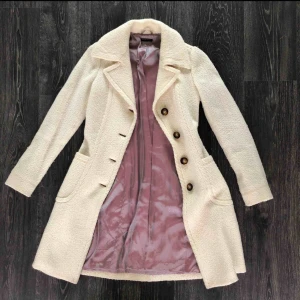  - Sisley kappa köpt i Milano i Sisley butiken. figursydd modell som sitter superfint på. 69% ull så går superfint till vintern 👩‍🦳❄️nypris 1999:- använt 2,3 gånger med handen på hjärtat så den är som ny👌gör ett fint fynd. Köparen står för frakten 