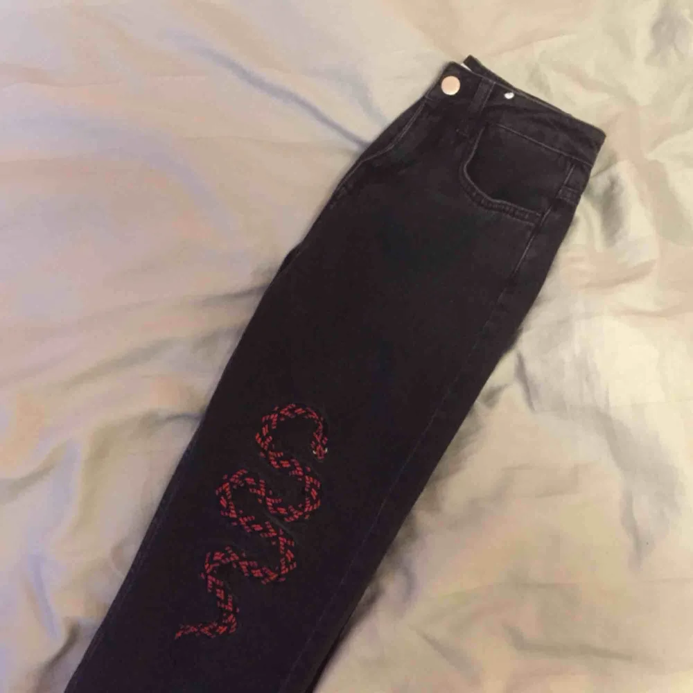 Raka jeans med broderas orm på ena benet, köpta här men var tyvärr försmå i midjan för mig! Kan mötas i Stockholm eller skicka 🌹. Jeans & Byxor.