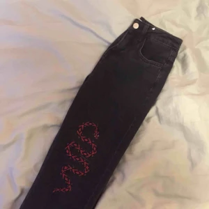  - Raka jeans med broderas orm på ena benet, köpta här men var tyvärr försmå i midjan för mig! Kan mötas i Stockholm eller skicka 🌹