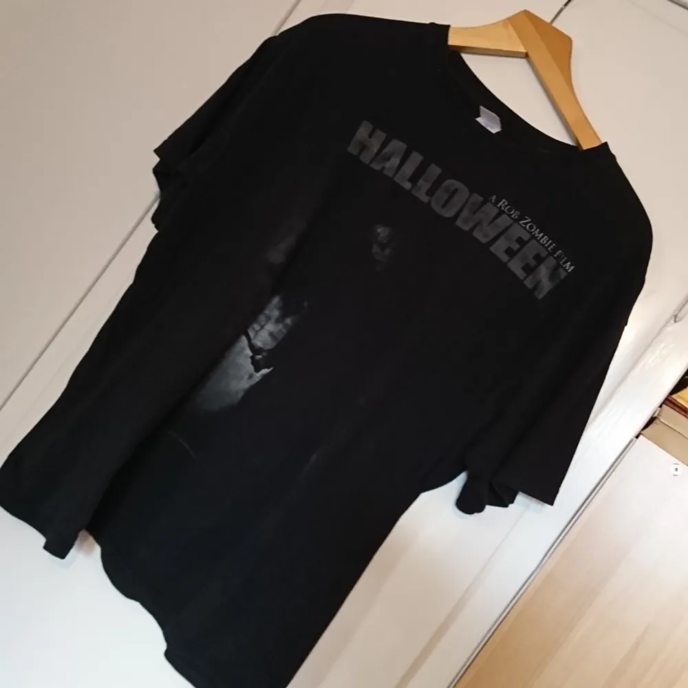 T-shirt med tryck från filmklassikern Halloween, XL. Fint skick! Möts upp i Stockholm eller köparen betalar frakten✨ . T-shirts.