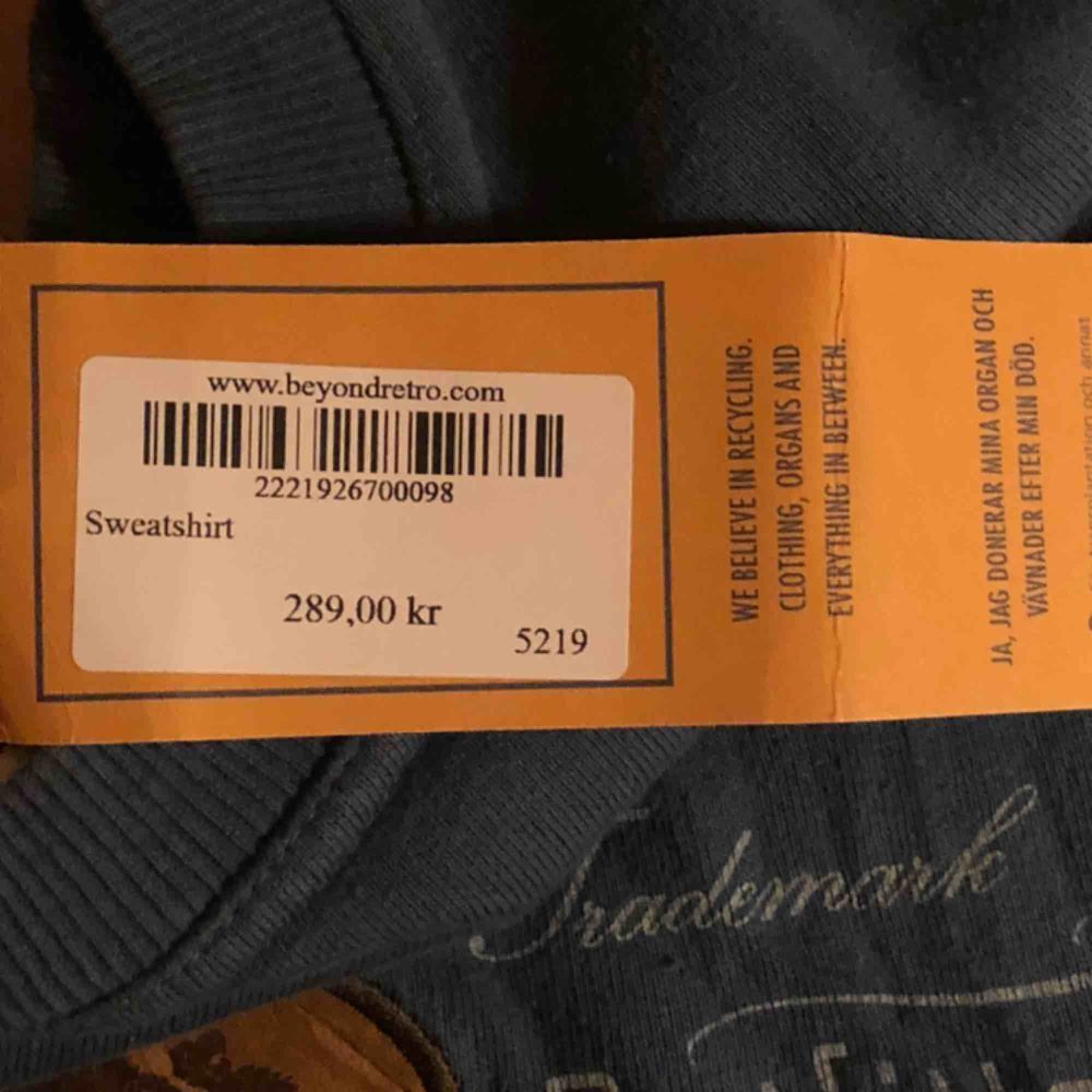 superfin disneyworld tjocktröja köpt nyligen på beyond retro, oanvänd sen jag köpte den! frakt +79kr. Huvtröjor & Träningströjor.