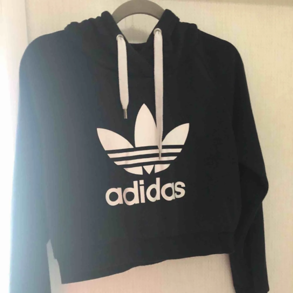 Crooped hoodie från Adidas i nyskick! Använd fåtal gånger! Nypris ca 400 kr. Köparen står för eventuell frakt. 🥰. Hoodies.