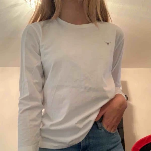  - En vit tröja från gant. Aldrig använd men har tyvärr ingen prislapp kvar.💞