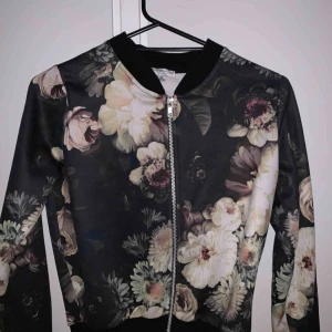  - Sparsamt använd bomberjacka med blommigt motiv, frakt tillkommer<3
