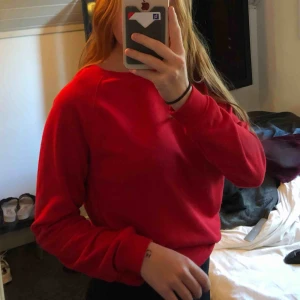  - Röd sweatshirt superskön, frakt tillkommer!