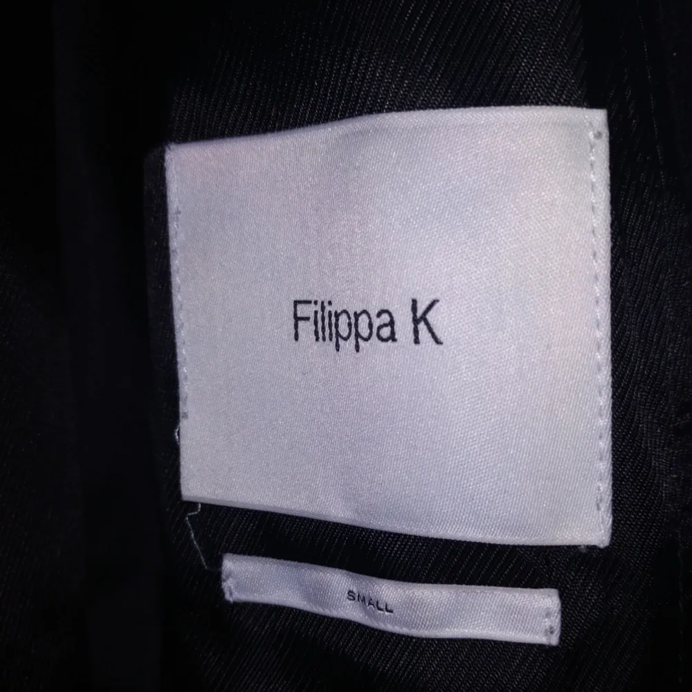 Höstkappa från Filippa K. Inköpt för 2 år sedan för 3200 kr. Sparsamt använd. Finns inga tecken på använd. I nytt skick. Går till strax ovanför knäna på mig (174 cm lång).. Övrigt.