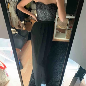  - En jättefin långklänning från vila, enkel och elegant i bra skick :) 90kr+50kr för frakt 😌