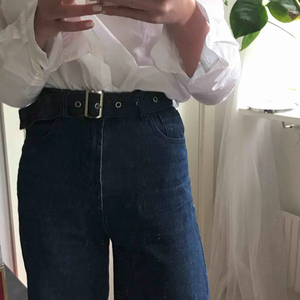 Jeans från plt, kommer med ett matchande bälte men man kan också ha sitt egna bälte för en annan look. . Jeans & Byxor.