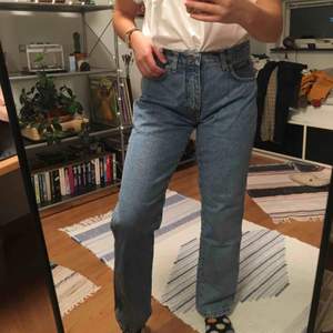 Ett par mom jeans/straight leg jeans från wrangler. Bra skick. Väldigt fina och vintage.