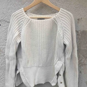  - Superfin beige stickad tröja från hunkydory.  Storlek S.  Normal i storleken.  100% bomull.  Nyskick.   Längd: 47cm Ärm 70 cm. Frakten ingår i priset.