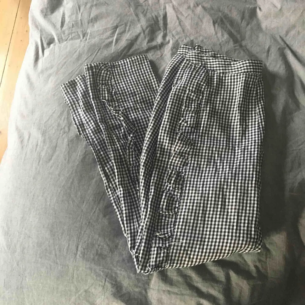 Supeeerfina byxor köpta på NAKD.com Sitter jättefint och har en perfekt längd (jag är 1,64)  Älskar dem men då jag behöver pengarna säljer jag dem. Fraktkostnad tillkommer 😊. Jeans & Byxor.