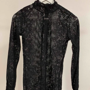  - Chiquelle spets topp i storlek XS / S.  Fint skick!  Finns i centrala Göteborg, annars står köparen för frakt. 