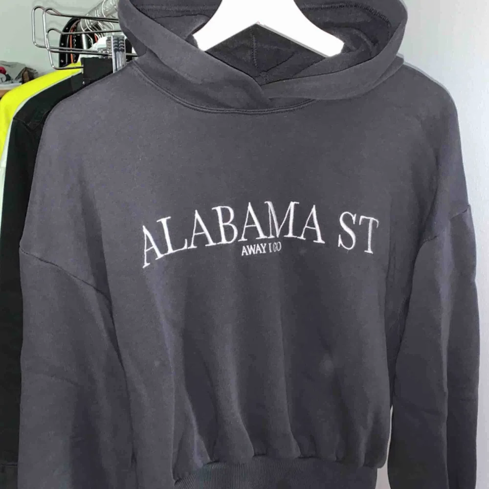 Bred hoodie från pull and bear med text. Använd både som ”sport” tröja och vardag. Köpare står för frakt . Hoodies.