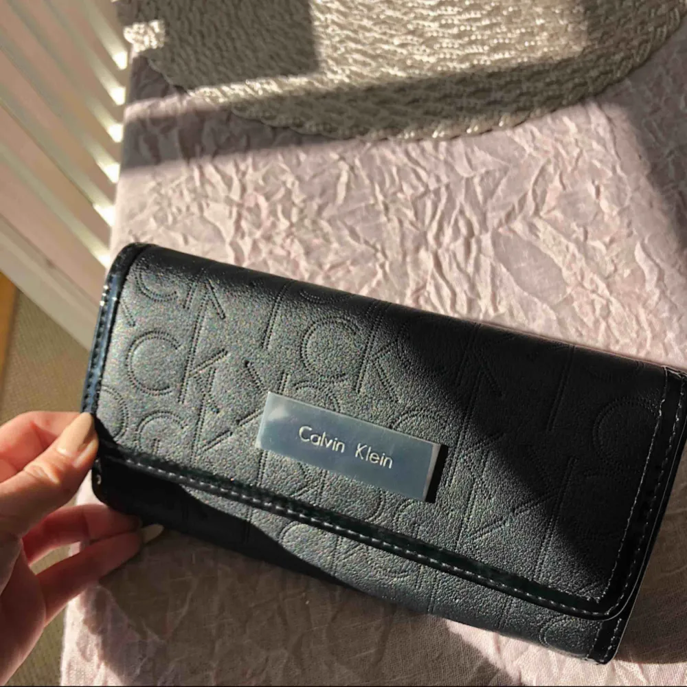 😍 Äkta Calvin Klein plånbok :) Köpt i Usa för nåt år sen i att försök att lära mig håll reda på mina bankkort👍👍Tyvärr användes den nästan aldrig så typ 9/10 condition!! Metallen på framsidan fungerar som en liten spegel. . Accessoarer.