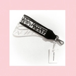  - Ett transparent väskband/handtag (alltså inte AXELbandet) till väska, från Carin Wester. Frakt tillkommer på 9 kr ❤