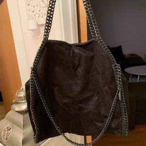  - En marinblå väska med kedjedetaljer💞