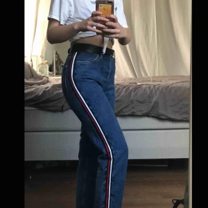  - Ett par snygg jeans. Kostnad + frakt. Mycket bra skick 