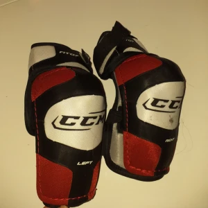  - Armbågsskydd ifrån ccm. Storlek m , använt max 5gånger.