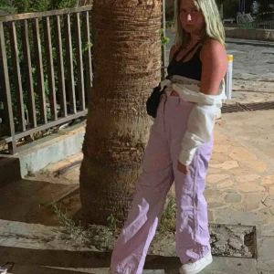  - Säljer ett par lila byxor i storlek m, superfina men lite för stora för mig