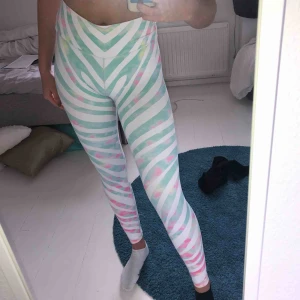  - Ett par Amin träningstights. Inte använt många gånger. Väldigt bra skick. Frakt ingår ej i priset