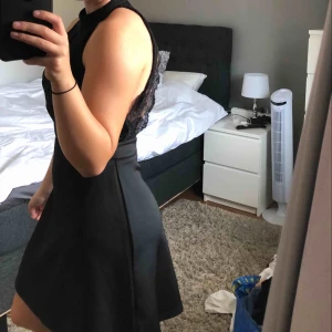 - Svart klänning med öppen rygg!