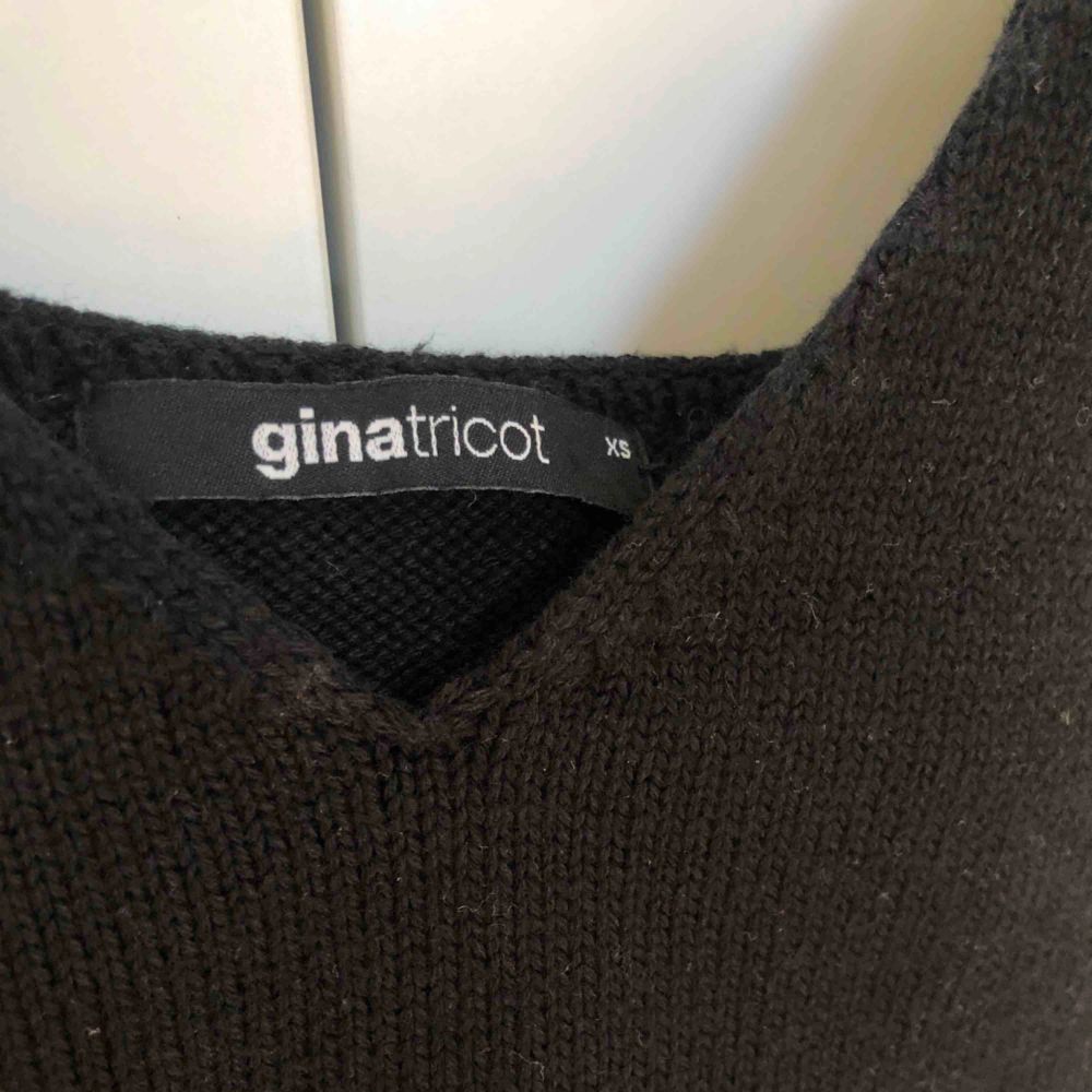 Snyggt svart stickat linne i storlek XS. Aldrig använt ute, endast testad.. Toppar.