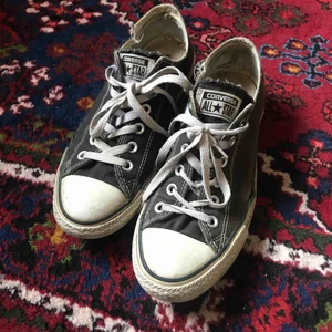  - Klassiska låga, svarta converse. Slitage syns på bild 3. I övrigt hela och fräscha. Möts i Stockholm (eller Örebro) eller skickar mot portokostnad. 