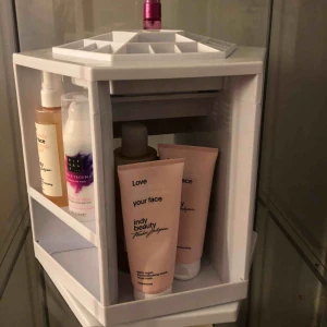  - Ordinarie pris 399kr, anspänds ej. Perfekt till smink eller hudvårdsprodukter, toppen går att ta av och den är snurrbar. Köpt från cocopanda