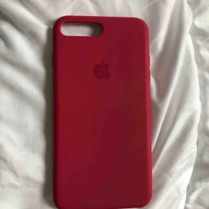  - Vinrött skal som passar iPhone 7/8 plus i fint skick som knappt är använd! 