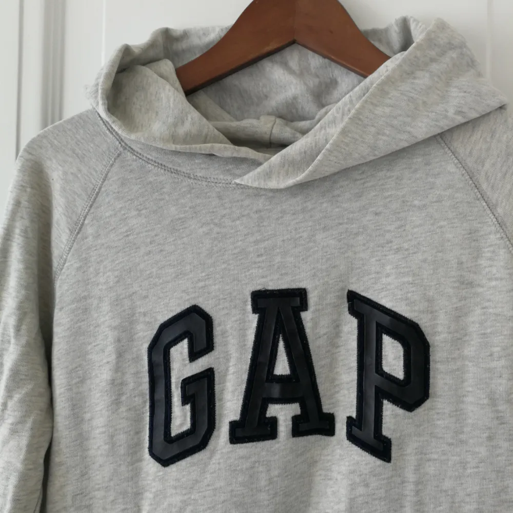 Grå GAP-hoodie. Fint skick! . Neuletakit & Villapaidat.