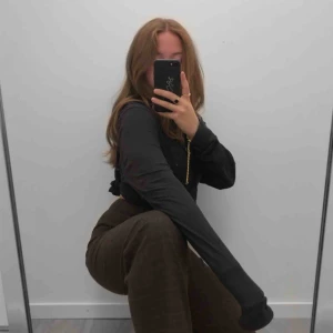  - Måste tyvärr sälja mina älskade brunrutiga kostymbyxor, dem är förstora för mig nu. As fina verkligen! Man kan ha dem snyggt med skärp med! Frakten ingår✨💃🏽 